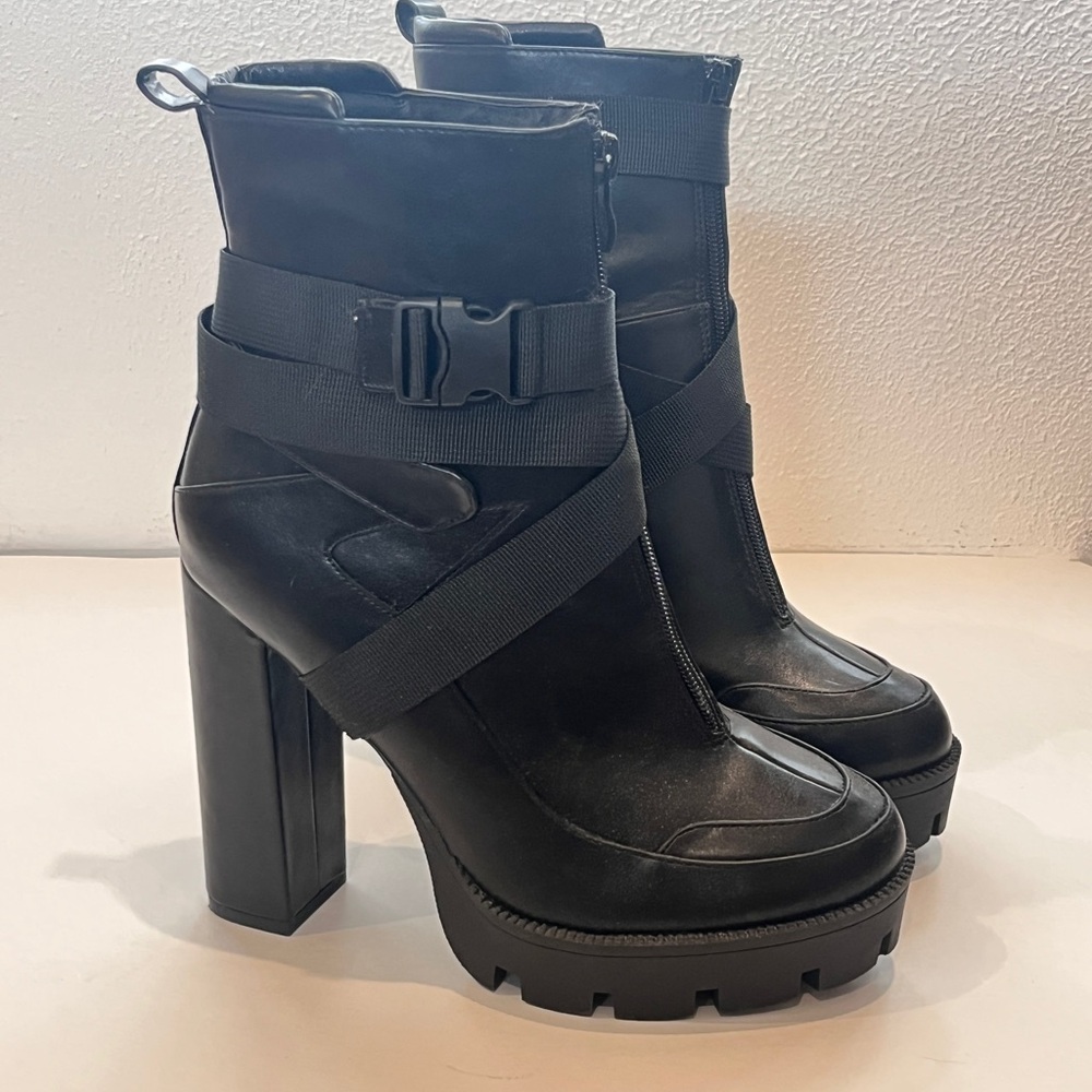 Amazon Essentials Black Heeled Boots - Picture 6 of 7